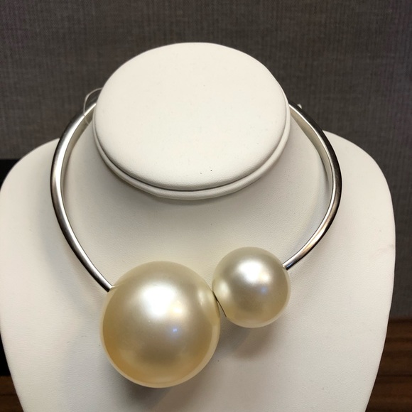 Chanel Runway Limited Edition Giant Pearls Choker - Picture 5 of 8